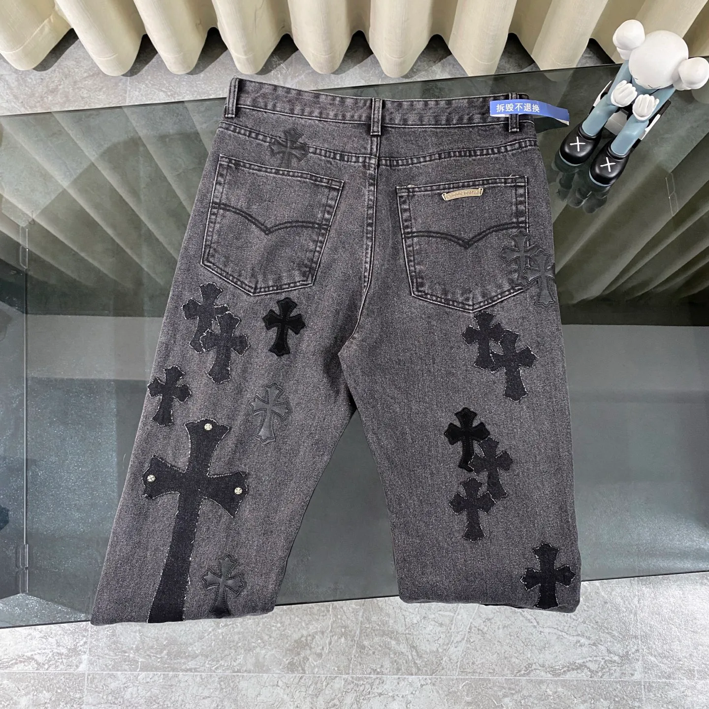 P310 CH Chromehearts black cross-stitched leather black and gray heavy-duty cow king jeans. The cabinet price is 34W level. The patchwork cross pattern is embellished and the jeans are washed! ! An absolutely high-end luxury product, a 1.9W-level god-level single product, a super popular product, made by top heavy industry, a magic weapon that cannot be missed! [About Zangyin] This is an extremely luxurious fashion brand that can also be called the aristocracy of the high street. It has always been an exclusive brand for some hipsters or rich second generations. Compared with ordinary high streets, it is more luxurious and noble. Compared with luxury brands, it is more fashionable and individual. It has always been a brand that I have a special liking for. [Top heavy industry fashion design] Consistently high-street luxury style. Speaking of this style, the Zangyin family and GU family are definitely the leading representative brands. Especially the Zangyin family has really achieved a state-of-the-art effect in creating high-street style. The unique washed material is used to create this style. The color system is already quite eye-catching. After it is decorated with patchwork cross flowers, it cleverly highlights the charm of the brand. Secondly, this style uses classic The high-waist cutting design highlights the long legs and fashionable temperament of the upper body. The brand is highly recognizable and the slim fit configuration is more suitable for daily wear. It is a product that interprets personality, fashion, and specifications at a glance. This single product is enough to make any fan excited. It can be a white T-shirt for a youthful college style, or a tight suspender for a royal style. It has strong matching ability and can be easily controlled by men.  [Materials and craftsmanship] Needless to say, this point goes without saying. As an excellent craftsman brand, Zangyin’s requirements for details and craftsmanship are really perfect. The washed color of this model has gone through so many processes, not to mention the embellishment of denim appliques. It is also purely hand-made and sewn. Just like what they believe in, only hand-made things have soul and have the meaning of wear. A top-notch heavy-duty fashionable denim item, I look forward to your perfect interpretation! !  Color: black gray Size: 28-36